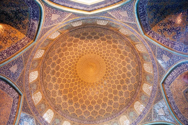 Interior de la cúpula y sala central de la mezquita Sheikh Lotfollah en estilo persa — Foto de Stock