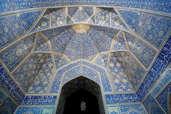 Entrance iwan (gateway) with facade of persian style Shah Mosque — Stock Photo, Image