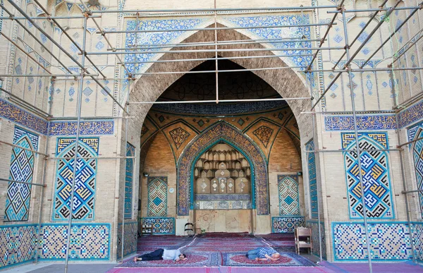 Two men sleeping on the carpets of historical mosque at siesta time. — Stock Photo, Image