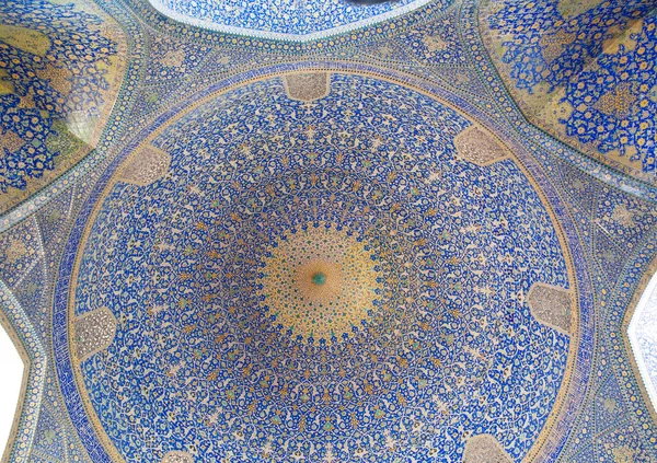 Patrones bajo la cúpula de la antigua mezquita iraní con mosaico de color azul y azulejos — Foto de Stock