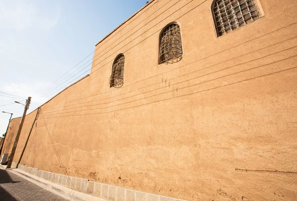 Ancient clay wall of the building with the shadow from electrical wires in Middle East — Stock Photo, Image