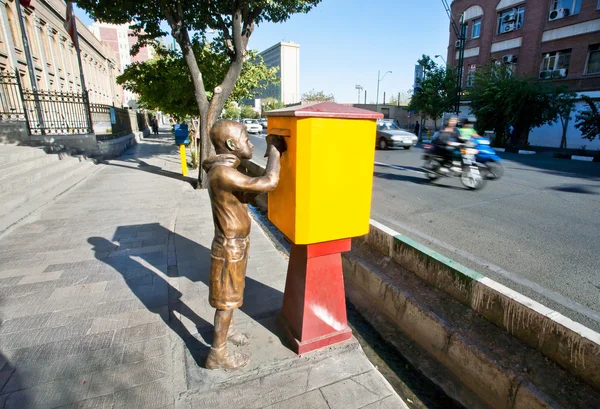 Ursprungliga monumentet till pojken skicka brev till brevlådan — Stockfoto