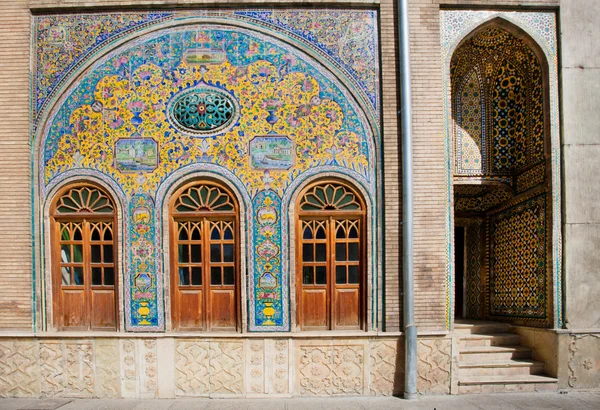 Плиточные стены и деревянные двери королевского дворца Голестан в Тегеране, Иран . — стоковое фото