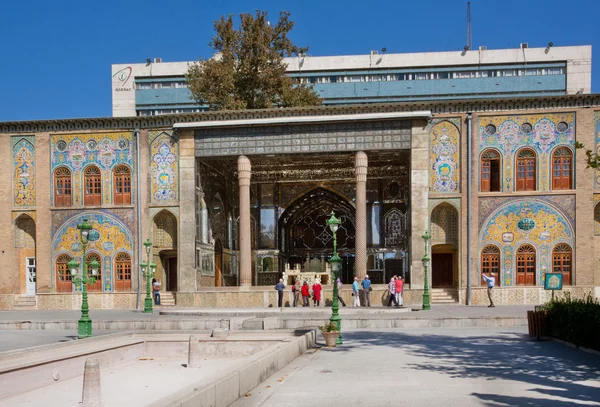 Grupo de turistas andando ao redor do Palácio do Golestan dentro da cidade urbana . — Fotografia de Stock