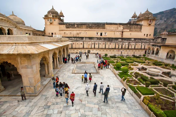 Courtyard in historical structures of indian Amber Fort — Zdjęcie stockowe