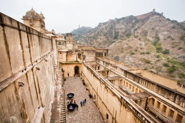 Courtyard in historical structures of indian Amber Fort — ストック写真