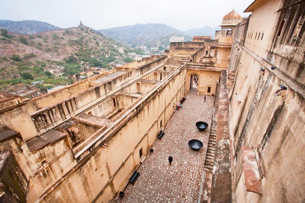 Cortile in strutture storiche del Forte indiano di Ambra — Foto Stock