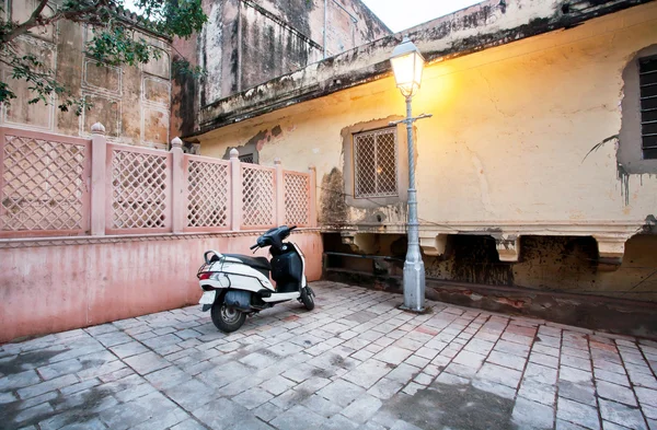 Motorbike parked near a street lamp on the ancient streets — Stock Photo, Image