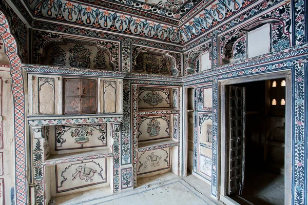 Interior of the old rooms of historical mansion — Stock Photo, Image