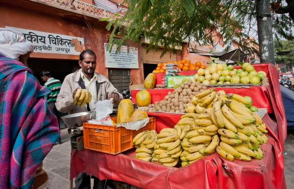Банан, гуава и другие экзотические фрукты, продаваемые уличным продавцом — стоковое фото