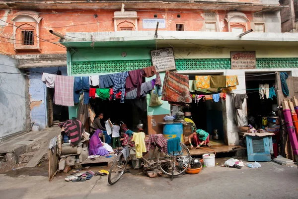 밧줄과 가정용품에 옷이있는 가난한 가족의 집 — 스톡 사진