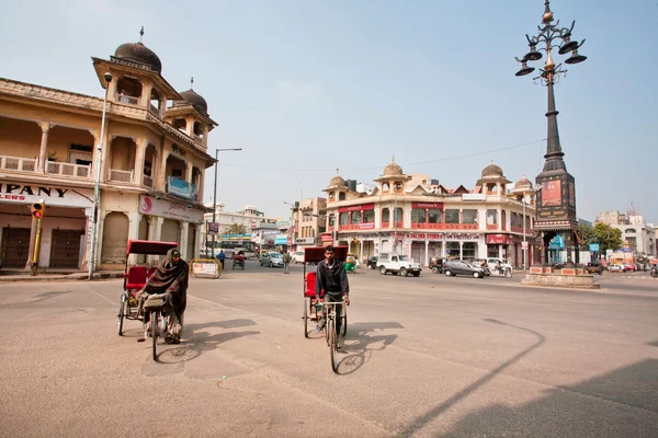 Dos rickshaw bicicleta compiten en velocidad en la amplia calle —  Fotos de Stock
