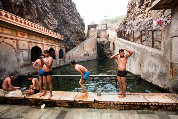 Persone che nuotano nel serbatoio di acqua sacra del tempio del XVIII secolo — Foto Stock