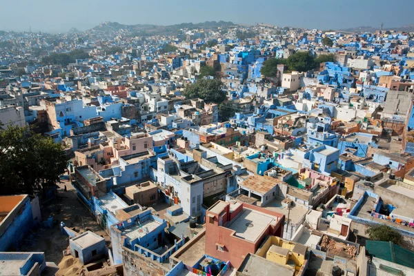 Cityscape s mnoha pestrobarevné indické domy v Rádžasthan — Stock fotografie