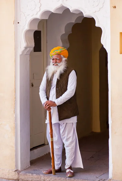 Elderly man in traditional Rajasthan clothes and turban — Stock Photo, Image