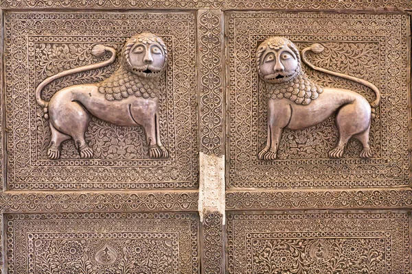 Two silver lion on the surface of old doors — 图库照片