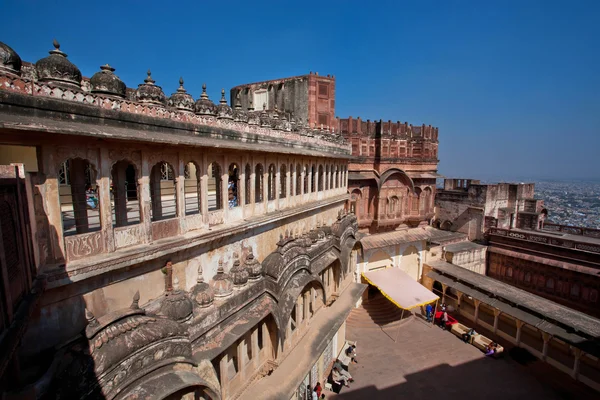 Fuerte Mehrangarh de 500 años de antigüedad con antiguos edificios de piedra — Foto de Stock