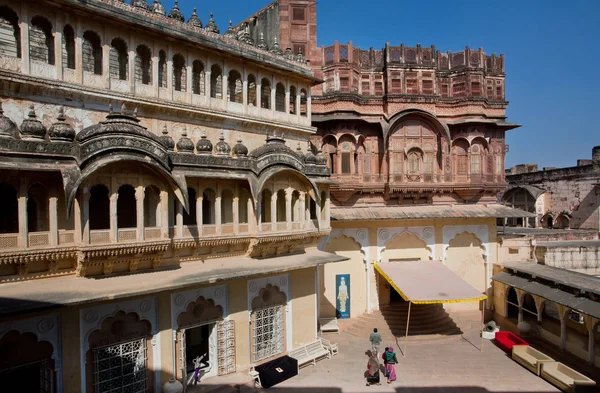 Forte de Mehrangarh, 500 anos, com antigos edifícios de pedra — Fotografia de Stock