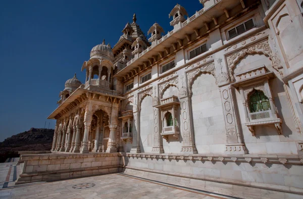 Tapparelle, colonne e torri intagliate in antico stile indiano — Foto Stock