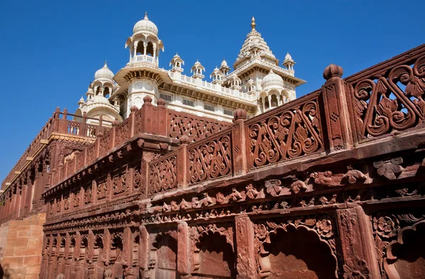 Persianas, columnas y torres talladas en el antiguo estilo indio — Foto de Stock