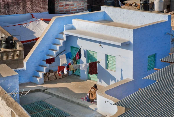 Man resting on the roof of a traditional Indian home — Zdjęcie stockowe