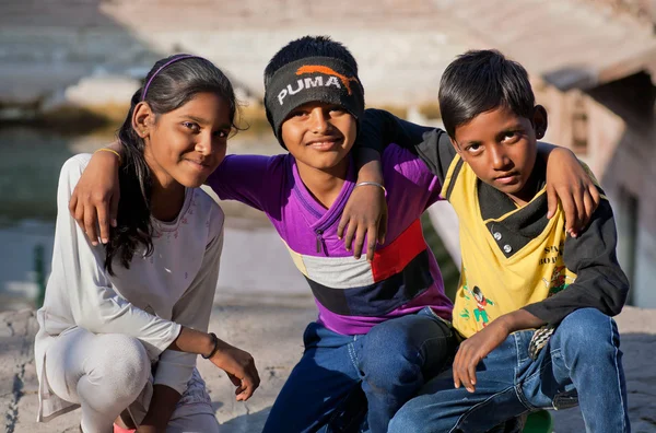 Niños abrazan en la calle — Foto de Stock