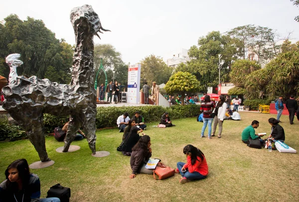 Толпившийся двор Джайпурского литературного фестиваля — стоковое фото