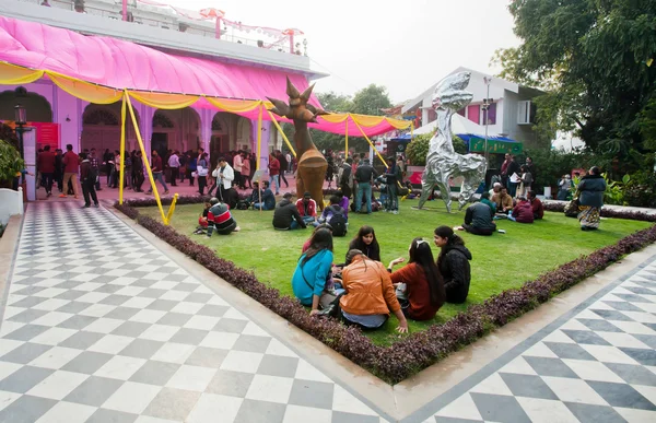 Crowded courtyard of the Jaipur Literature Festival — Zdjęcie stockowe