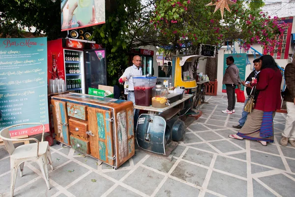 Camarero de pie detrás del extraño bar de la calle de estilo retro —  Fotos de Stock