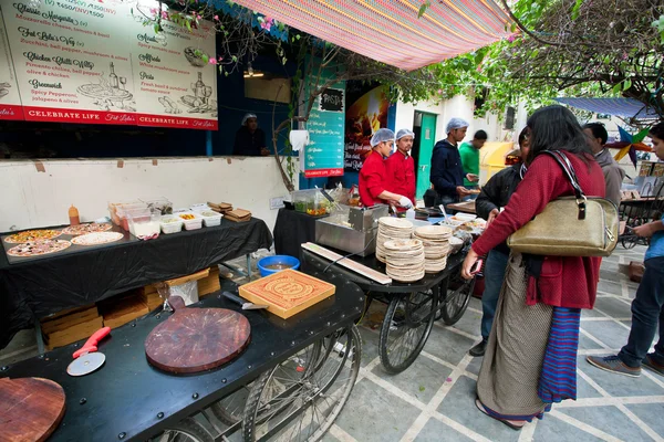 Les gens affamés vizit la zone de la cour alimentaire — Photo