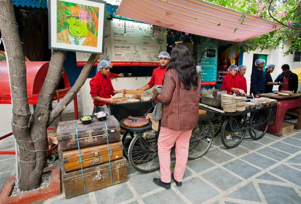 Les gens affamés vizit la zone de la cour alimentaire — Photo