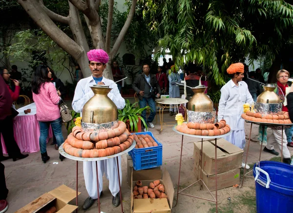 Мужчины в традиционных раджастанских платьях готовят чай масала — стоковое фото