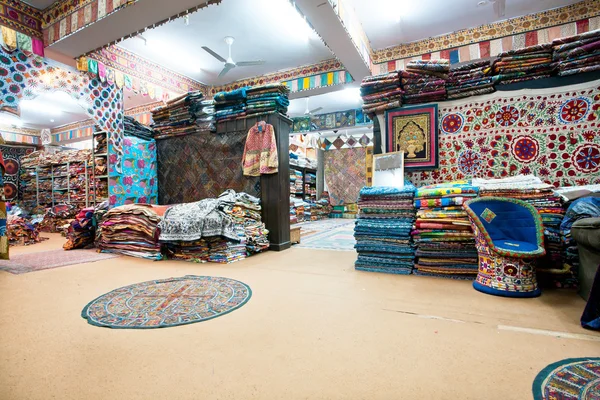 Interior de la tienda textil con alfombras de colores — Foto de Stock