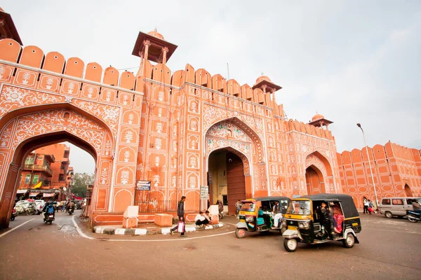 Auto rickshaw drive fast near the historical city wall — Stock Photo, Image