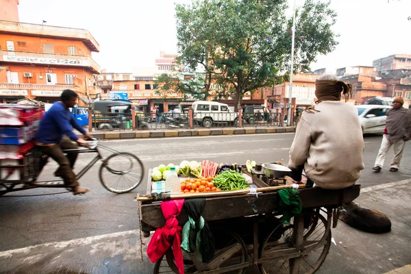 Cycle rickshaw drive through the busy asian street — 图库照片