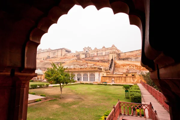 Courtyard with trees and historical structures of Amber Fort — Zdjęcie stockowe