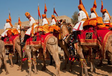 Rajasthan üzerinden deve biniciler renkli kervanı