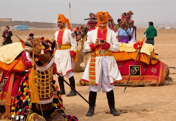 Indian man in old guardian uniform sending sms — Stock Photo, Image