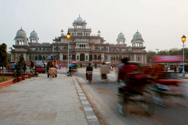 Motion blurs from rickshaw and cars on busy street — Stock Photo, Image