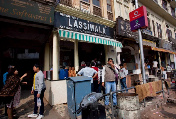People drinking traditional indian milkshake Lassi — Zdjęcie stockowe