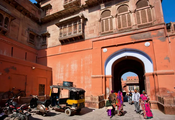 Människor gå genom valvet i Indien — Stockfoto