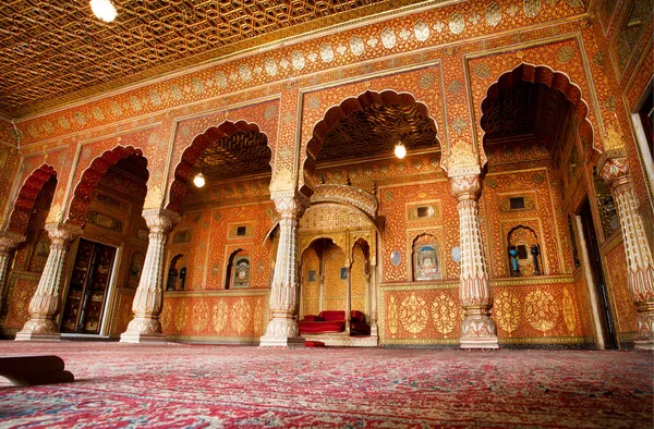 Gold patterns inside 16th century indian fort — Stockfoto