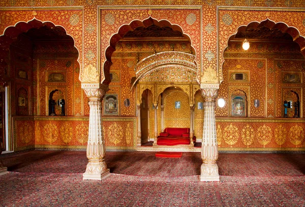 Комната отдыха Махараджи с арками — стоковое фото