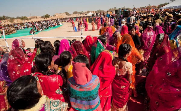 砂漠祭りを歩くカラフルな群衆の中に女性 — ストック写真