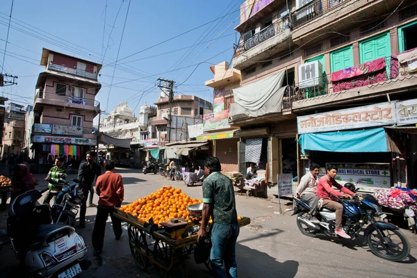 Carro de calle con mandarinas impulsado por vendedores de frutas — Foto de Stock