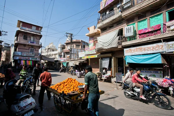 Street cart with tangerines driven by fruit vendors — ストック写真