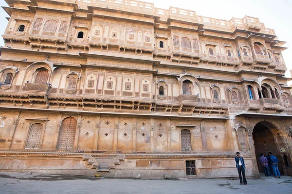 Edifici di forma volumetrica intagliati in India — Foto Stock