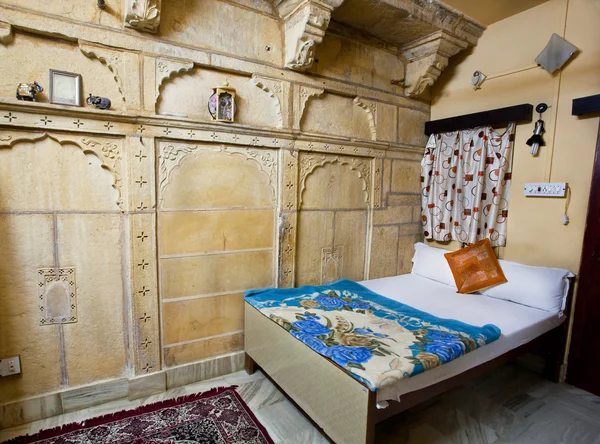 Interior de um quarto individual cheep na Índia — Fotografia de Stock