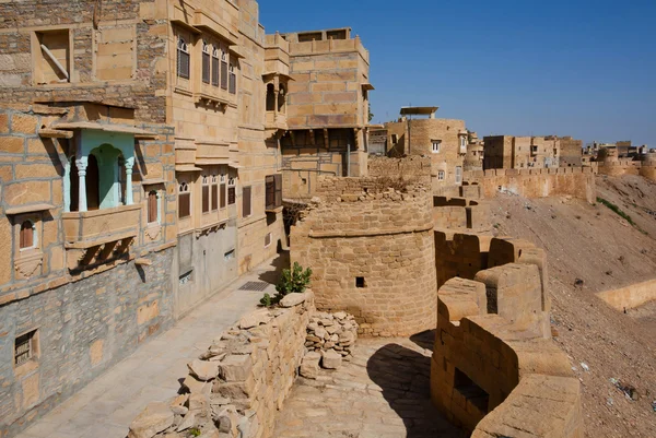Domky z cihel a kamenné zdi pevnosti ve městě Jaisalmer — Stock fotografie