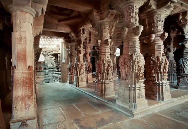 Columns with sculptures inside temple in India — Stock Photo, Image